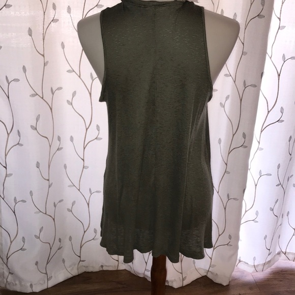 ⭐️Flowy tank top with key hole opening NWT⭐️ - Picture 5 of 9